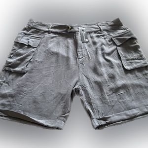 Men’s linen cargo shorts.